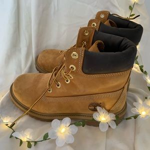 barely worn timberlands! ♡